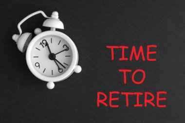 Siyah arka planda çalar saat ile metni emekli etme zamanı. İş, mali ve yatırım kavramı.