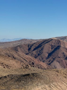 Birleşik Devletler California 'nın Ölüm Vadisi Ulusal Parkı. Çöl ve dağ sıraları