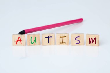 Kalemle tahta bloklarda otizm kavramı. Tıbbi konsept.