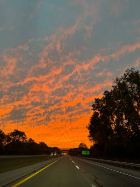 Tüm Overland seyahatlerimizde Chicago 'ya giderken hep gün batımını takip ederiz..