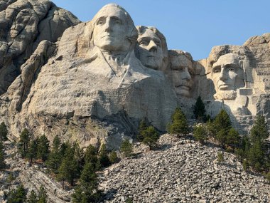 George Washington, Thomas Jefferson, Theodore Roosevelt ve Abraham Lincoln 'ün görkemli figürleri Güney Dakota' nın Kara Tepeleri 'nin güzellikleriyle çevrili..