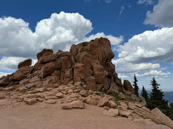 Pike Peak Colorado 'da. Kaya oluşumlarının üzerinde bulutlu mavi gökyüzü.