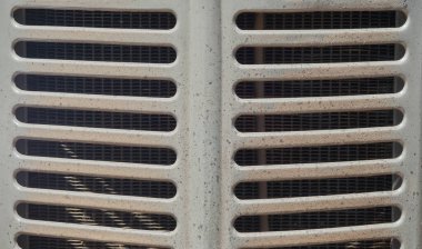 Yıpranmış, açık renkli bir aracın yakın çekimi yatay levhaları ve altında ince bir ağ ekranı var. Endüstriyel, otomotiv veya grunge için ideal..