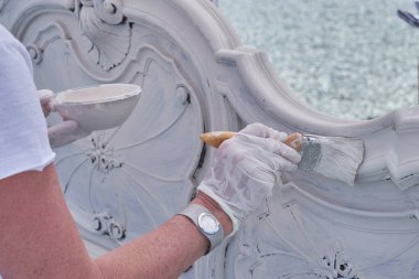 Mobilyalara beyaz boya uygulanıyor