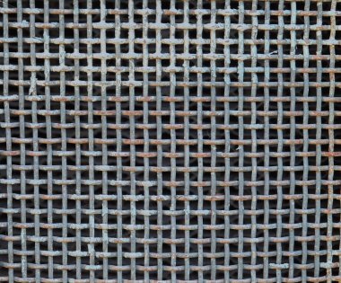 Çerçeveli, yıpranmış ve biraz paslanmış metalden örülmüş bir örgüye ait detaylı bir yakın plan. Tekdüze, sürekli kesişen kablolar yaratıyor. Endüstriyel arka planlar için uygun..