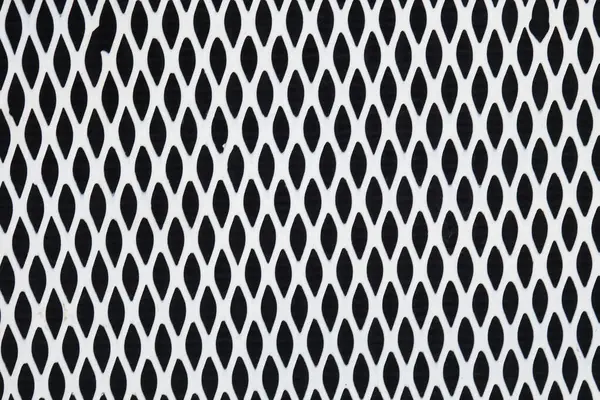 Endüstriyel, mimari veya soyut tasarım temaları için ideal, koyu arkaplan üzerine kurulmuş, beyaz genişletilmiş metal ağ desenli çarpıcı, yüksek kontrastlı bir yakın plan..