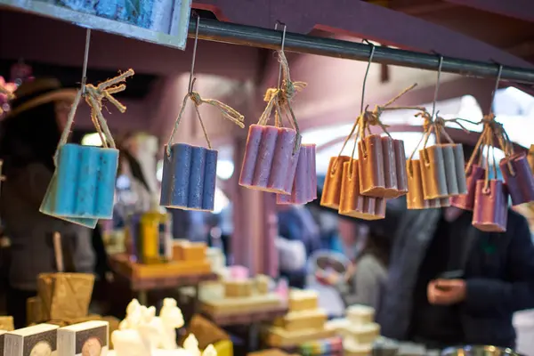 Geleneksel bir açık hava pazarında sergilenen el yapımı canlı sabunlar. Doğal renkler ve zanaatkarlık kırsal, çevre dostu bir estetiği çağrıştırıyor..