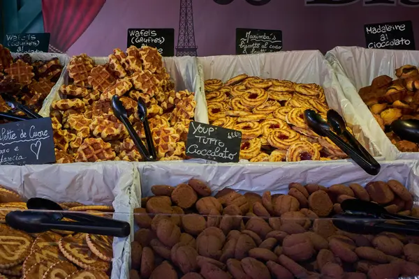 Markette sergilenen Avrupa hamur işleri, waffle ve çikolatalı kurabiyelerden oluşan lezzetli bir karışım. Pastane, tatlı, gıda turizmi ve sanatsal ürün temaları için ideal.