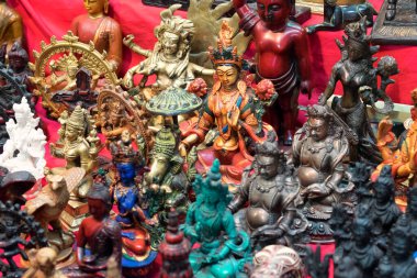 Kültür pazarında sergilenen el yapımı Hindu ve Budist tanrı heykellerinin canlı çeşitliliği, karmaşık detaylar ve geleneksel sanatsal sanatlar sergiliyor..