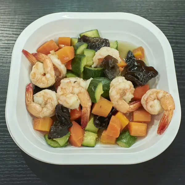 Lezzetli kızarmış karides, kabak, havuç, ahşap kulak mantarı ve lezzetli soslu dolmalık biber ile servis edilir. Renkli ve sağlıklı bir Asya deniz ürünleri tabağı.