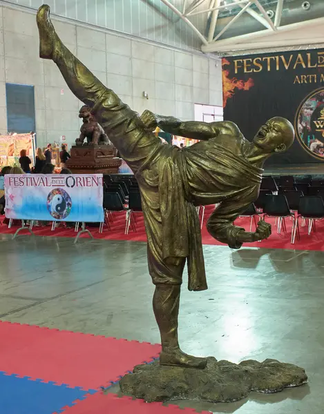 Bir Shaolin rahibinin bronz heykeli bir dövüş sanatları etkinliğinde sergileniyor. İtalya 'daki dell' Oriente Festivali sırasında kapalı alanda yakalanmış..