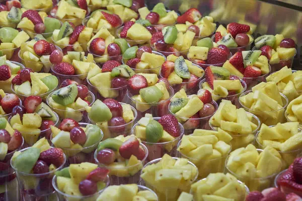 Renkli, ananas, çilek, kivi ve üzümlü taze meyve fincanları. Sağlıklı atıştırmalık ya da tatlı seçeneği, market ya da catering konseptleri için mükemmel.