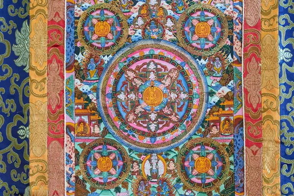 Budist tanrıları ve sembolleriyle renkli bir mandala tasvir eden karmaşık Tibet thangka. Geleneksel Himalaya sanatı meditasyon, maneviyat ve ritüeller için kullanılır..