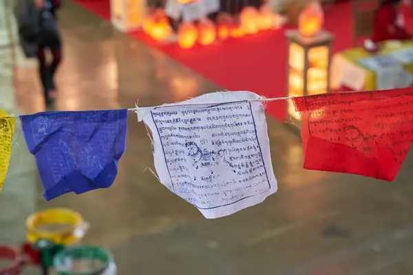 Geleneksel Tibet dua bayraklarına yakın çekim kutsal metinlerle dolu canlı bayraklar, kapalı bir yerde, bir kültür pazarında ya da adil bir şekilde ele geçirilmiş..