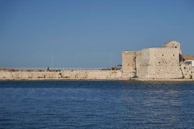 Tarihi kireçtaşı kale tahkimatı rıhtımda inşa edildi. Muazzam savunma duvarları ve sakin mavi denize bakan gözlem kulesi.