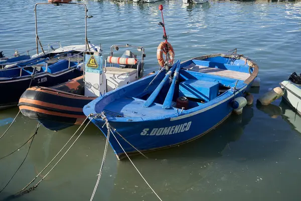Sakin marina sularına demirlemiş renkli küçük balıkçı tekneleri, klasik ahşap gövdeler ve deniz ekipmanlarıyla