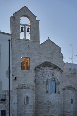 Romanesk mimarinin yer aldığı tarihi taş kilise, çan kulesi asılı çanlar, oyulmuş detaylar ve geleneksel duvar işçiliği