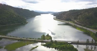 İnsansız hava aracı Kuzey Idaho 'daki Coeur d' Alene Gölü üzerinde uçuyor.