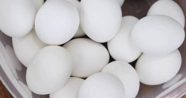 Beyaz haşlanmış yumurta rengarenk boyaya batırılıp pastel renkli Paskalya yumurtası yapılır.