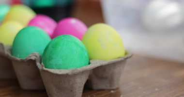 Beyaz haşlanmış yumurta rengarenk boyaya batırılıp pastel renkli Paskalya yumurtası yapılır.