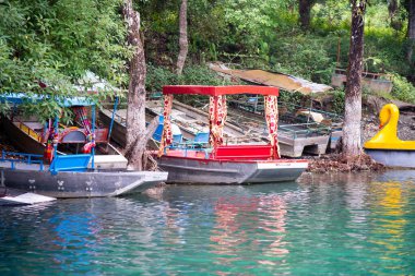 Tekneler göl kenarına bağlandı. Kashmir bhimtal naukuchiatal 'da. Mavi sularda.