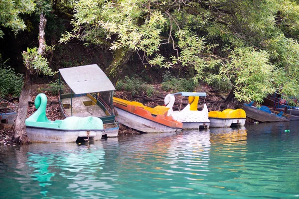 Båtar Bundna Sjön Kanten Kashmir Bhimtal Naukuchiatal Det Blå Vattnet — Stockfoto