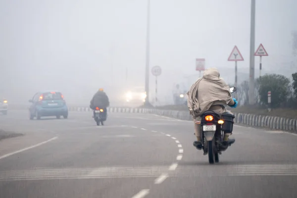 Delhi India Circa 2023 Mannen Motorfiets Bedekt Met Sjaals Rijden Stockafbeelding