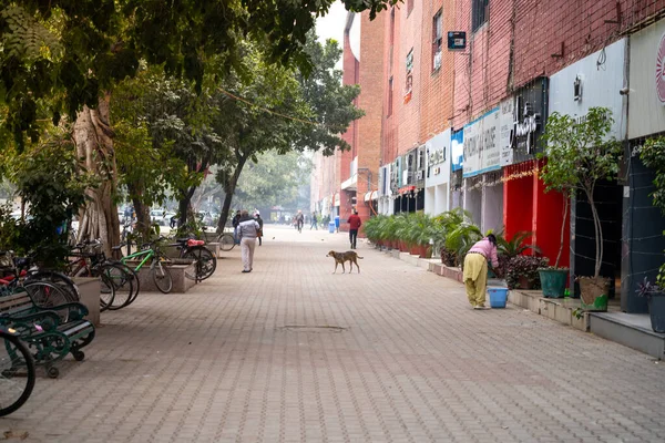 チャンディーガル インド 2023年頃 早朝のシーン17市場のチャンディーガルこの分野では ブランドのお店や食品店の前で買い物 サイクルが駐車し 清掃が起こっていることを示す — ストック写真