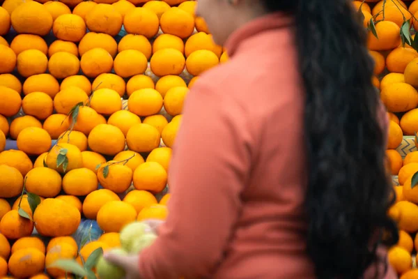 Sinaasappels Kinnu Citrusvruchten Opgestapeld Een Kraam Langs Weg Die Laat — Stockfoto