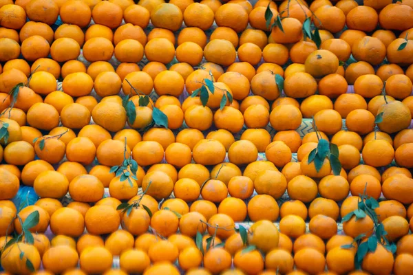 Sinaasappelen Kinnu Citrusvruchten Opgestapeld Een Kraam Langs Weg Die Laat — Stockfoto