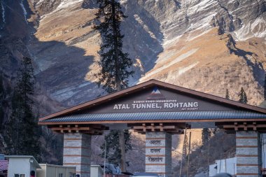 Manali 'yi Lahaul' a bağlayan atal tünel, Hindistan sınırındaki karayolları organizasyonu tarafından sürdürülüyor.