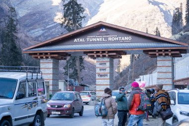 Manali, Himachal Pradesh, Hindistan - 2023 dolaylarında: Dünyanın en uzun yüksek irtifa tüneli Manali 'yi sınır yolları organizasyonu tarafından korunan lahaul' a bağlayan atal tünel.