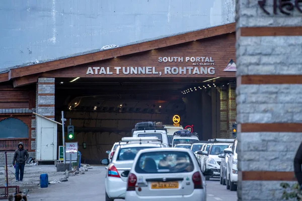 インドのヒマカル プラデーシュ州マナリ 2023年頃 国境道路機関によって維持されているラホールにマナリを接続する出生トンネル世界最長の標高トンネルの南門 — ストック写真