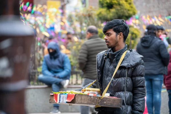 Manali Himachal Pradesh Indien 2023 Imbissverkäufer Mit Einem Tablett Streetfood — Stockfoto
