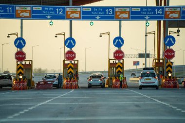 Hindistan 'da FASTag RFID ödemesi yaptıktan sonra Delhi, Jaipur, surat, baroda, mumbai otoyolu üzerinden araçlar, kamyonlar ve diğer araçlara büyük gişe gişeleri kuruldu.