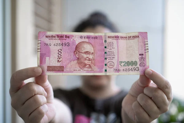 2000ルピーを保有している女性インドの銀行券は ブラックマネーを減らすためにデモ化を通じて流通から削除されましたインドでは — ストック写真