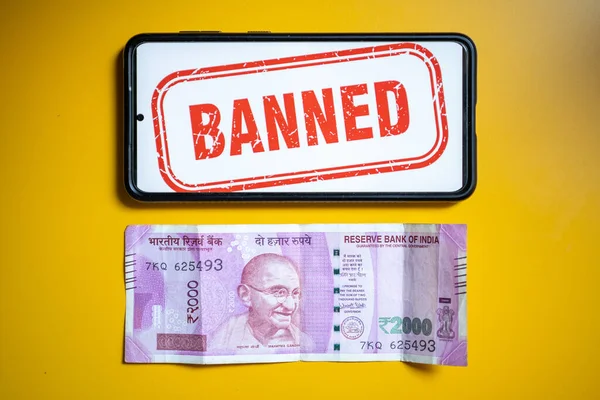 2000インドの銀行券は インドでの携帯電話の通話禁止を示す黄色のテーブルのデモ化を通じて流通から削除されました — ストック写真