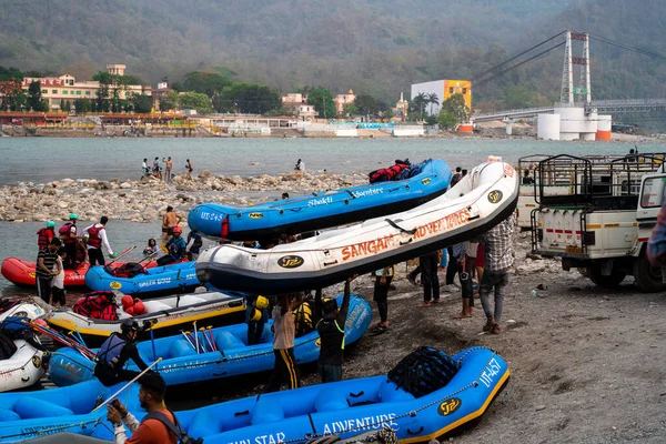印度Haridwar的Rishikesh 大约2023年 海滩上的充气白色水上飞机 冒险运动在海滩上结束 人们把木筏和桨带走 准备下一次跑步 — 图库照片