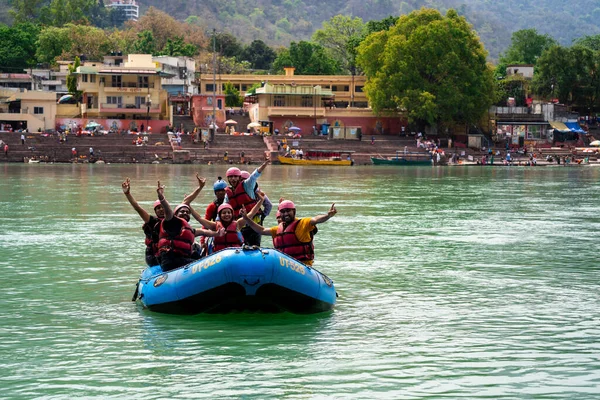 Rishikesh Haridwar India Circa 2023 Mensen Zwaaien Helmen Zwemvesten Genietend Stockfoto