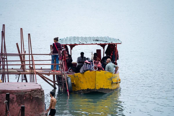 인도하 리자드 2023 강가를 가로질러 흐르는 부서진 여객선에 사람들은 관광객들 — 스톡 사진