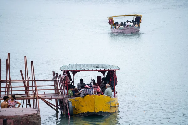 인도하 리자드 2023 강가를 가로질러 흐르는 부서진 여객선에 사람들은 관광객들 — 스톡 사진