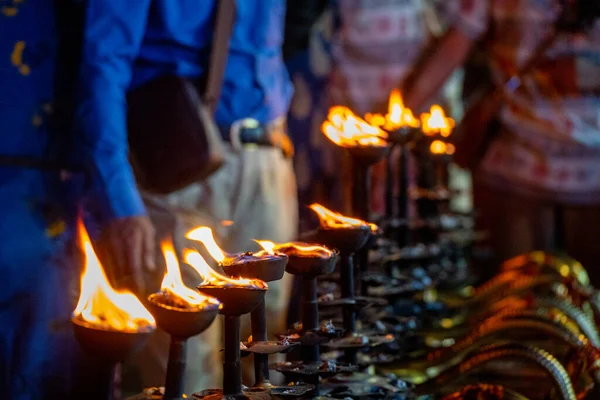在Rishikesh的Ghat上点着一盏灯 人们将他们的手放在印度教的炉火上 以获得祝福 — 图库照片