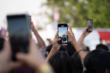 İnsanların el kaldırmasını ve cep telefonlarıyla etkinlik kaydetmesini bir partinin, DJ 'in, konserin ya da Hindistan festivalinin keyfini çıkarmasını.