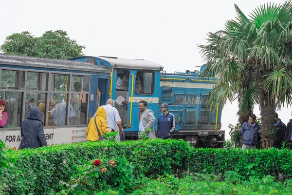 ダージリン 西ヴェンガル インド 8月2023 観光客は写真をクリックし バティスタルループでおもちゃ列車の石炭蒸気エンジンを歩く人々 この人気を示す雨の霧の日 — ストック写真