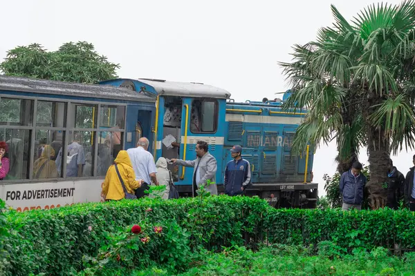 ダージリン 西ヴェンガル インド 8月2023 観光客は写真をクリックし バティスタルループでおもちゃ列車の石炭蒸気エンジンを歩く人々 この人気を示す雨の霧の日 — ストック写真