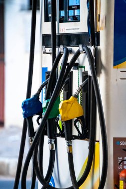 Benzin, benzin ve hız için yakıt hortumları Hindistan 'da petrol pompası yakıt istasyonunu gösteriyor. Fiyatlandırma özellikle Hindistan' daki seçimlerde kontrol ediliyor.