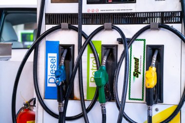 Benzin, benzin ve hız için yakıt hortumları Hindistan 'da petrol pompası yakıt istasyonunu gösteriyor. Fiyatlandırma özellikle Hindistan' daki seçimlerde kontrol ediliyor.