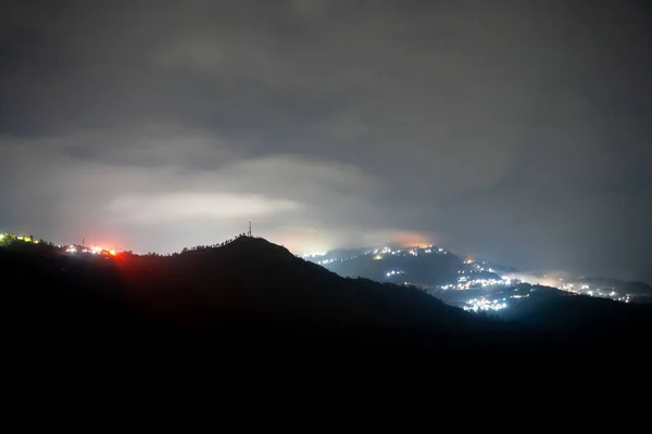 Ночной Снимок Показывающий Деревню Дарджилинг Расположенную Середине Гималайских Гор Оранжевым — стоковое фото