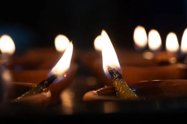 Macro Tiro Mostrando Pavio Algodão Ardente Lâmpada Diya Tradicionalmente Iluminado — Fotografia de Stock
