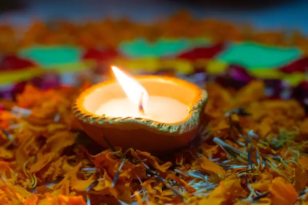 后灯节期间 传统Diya灯蜡灯芯与其他蜡烛一起点亮的宏照 — 图库照片